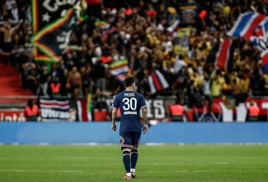 梅西迎首秀姆巴佩梅开二度大巴黎2-0战胜兰斯